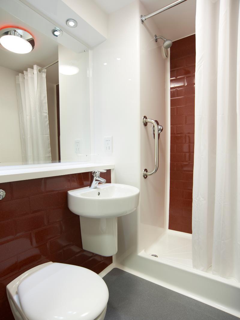 Travelodge London Hounslow Bagian luar foto